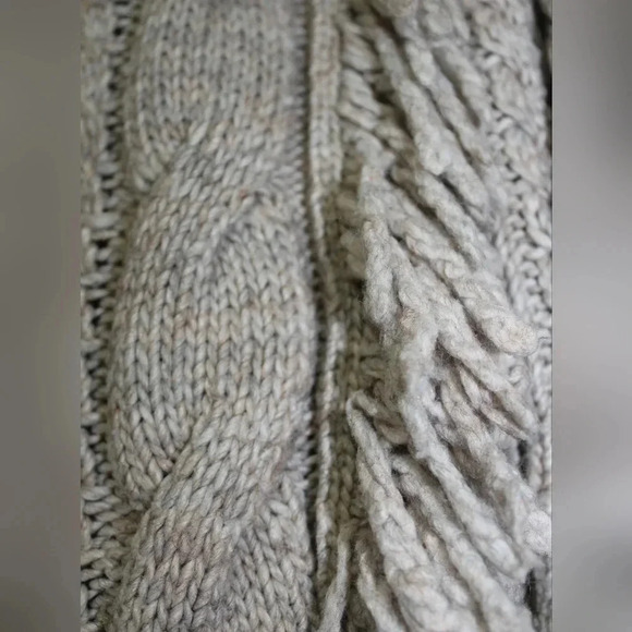 Chunky cable knit pullover oatmeal sweater side fringe, gold thread detailing - Picture 4 of 5